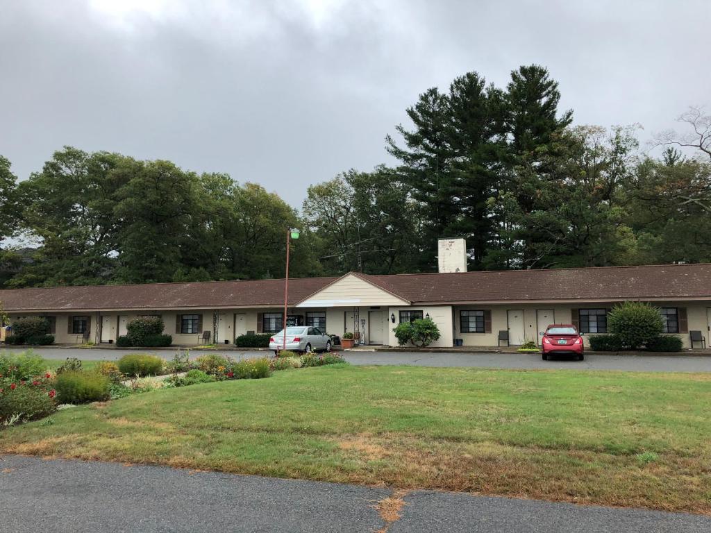 Walpole Motel Exterior Front View