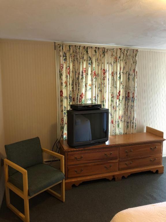 Room with Cable TV & Dresser