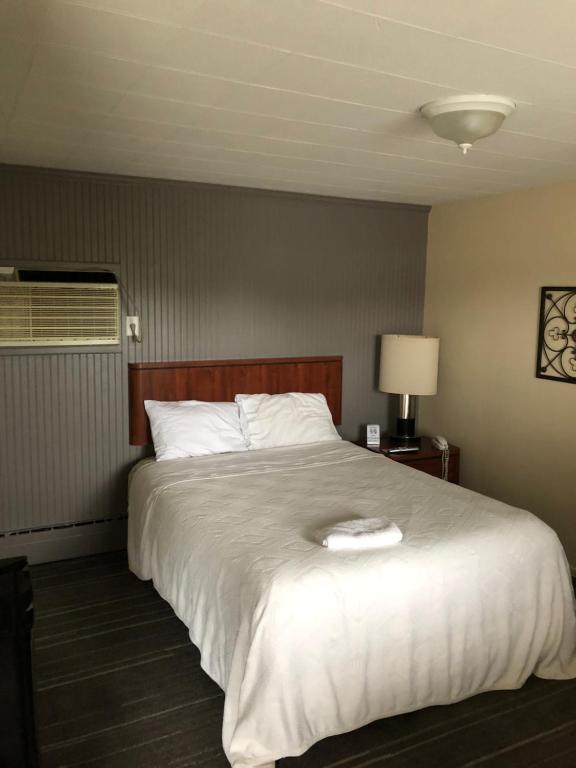 Queen Room with A/C